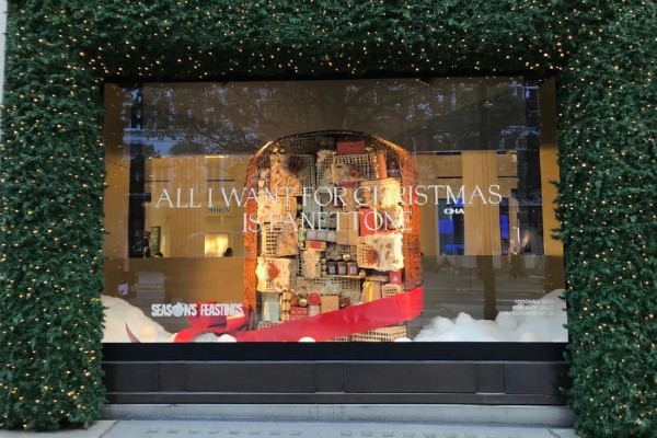 Christmas Windows 2022 – Luxury clothing - Ispira.Blog